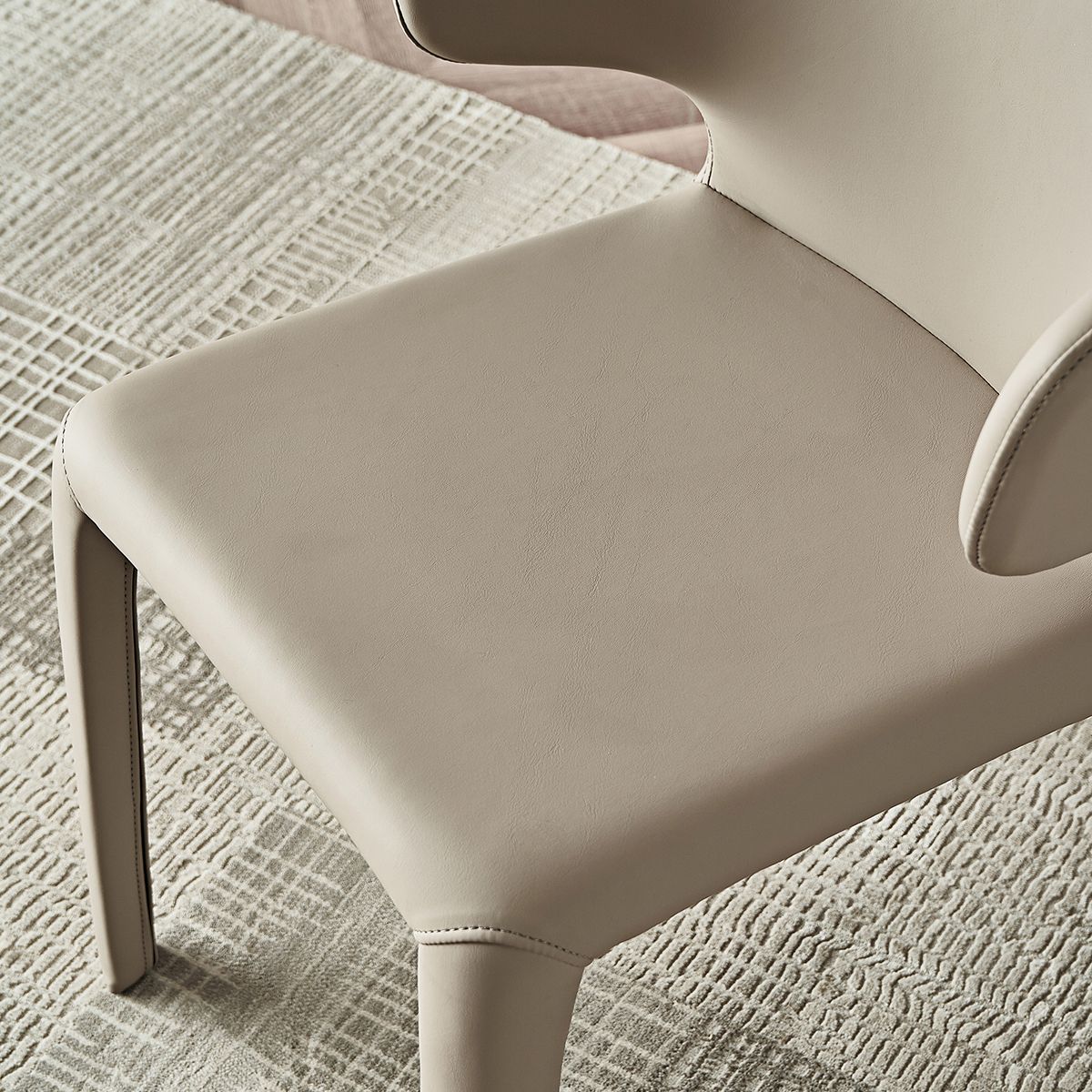 Silla de comedor moderna de piel sintética con respaldo lateral para uso doméstico