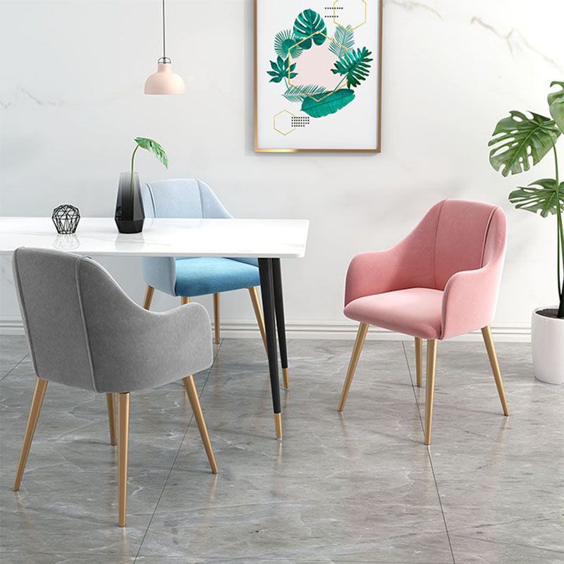 Sillas de comedor de terciopelo Glam, silla lateral de comedor de metal con brazo para uso en restaurantes
