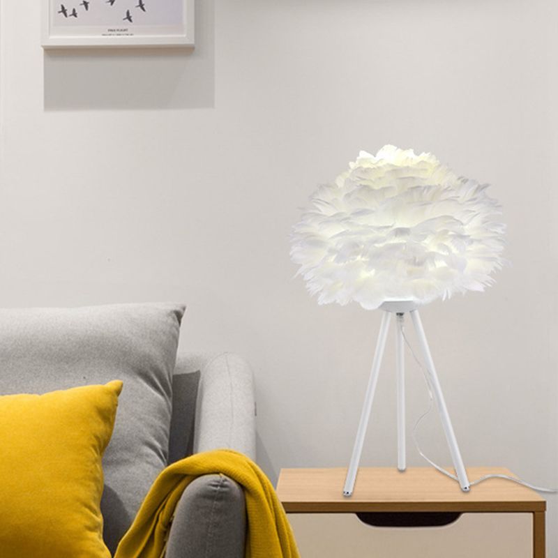 Lampada da comodino Bloom Lampada da tavolo singola bianca/rosa con piuma nordica con treppiede bianco/oro per camera da letto