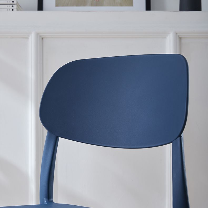 Silla lateral abierta apilable de cena sin brazos del plástico escandinavo de las sillas