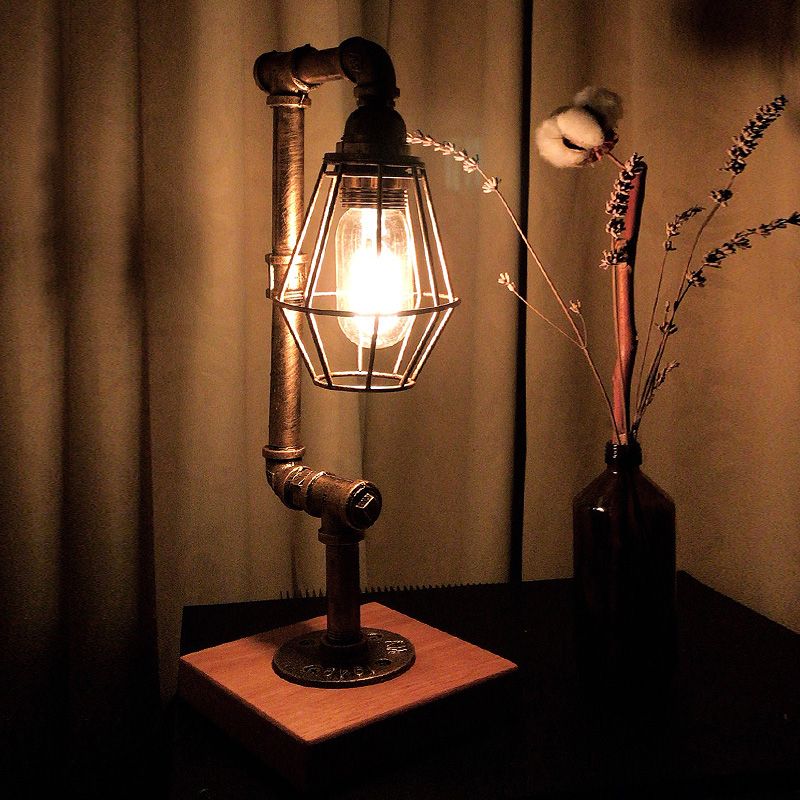 Lampada da tavolo con tubatura industriale 1 illuminazione da tavolo in metallo con base in legno e protezione del filo in bronzo per soggiorno