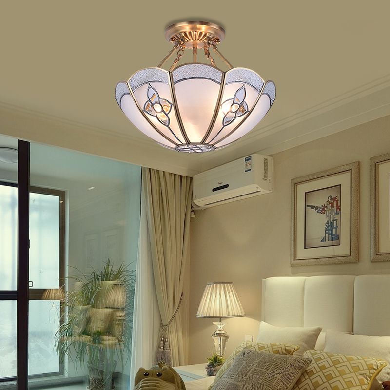 Mit überbissenem Schlafzimmer Semi Flush Mount Antique Metall 4 Lampen Messing Deckenbeleuchtung mit gebogener gefrosteter Glasschatten