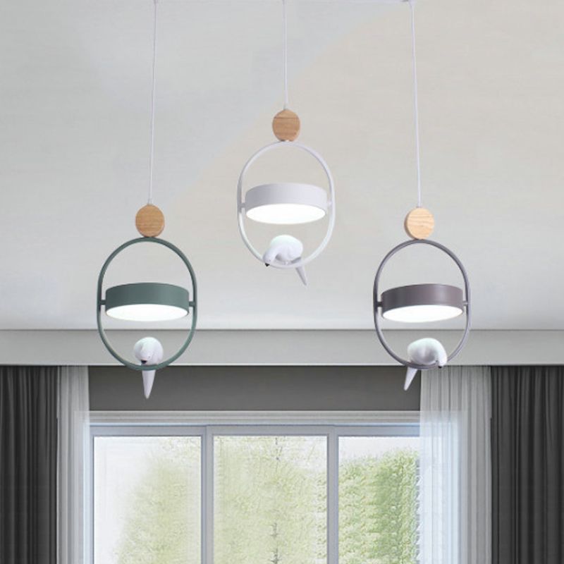 Ellipse de style nordique Lampe suspendue en métal monocysine simple Éclairage avec décoration d'oiseaux et teinte ronde en blanc / gris / vert