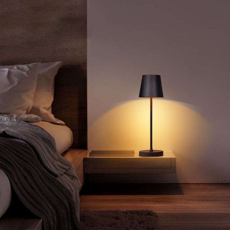 Moderne Stilkegelform Table Beleuchtung Metall 1 Leuchttischlampe für Bett