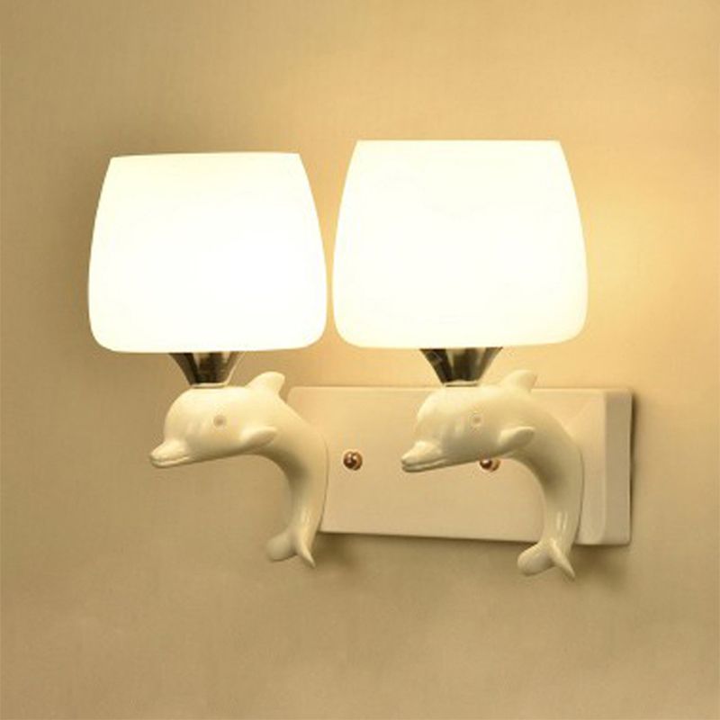 Taps toelopende vorm opaal glazen wandlamp eigentijds 2 bollen witte wandverlichting met dolfijnen met dolfijndecoratie
