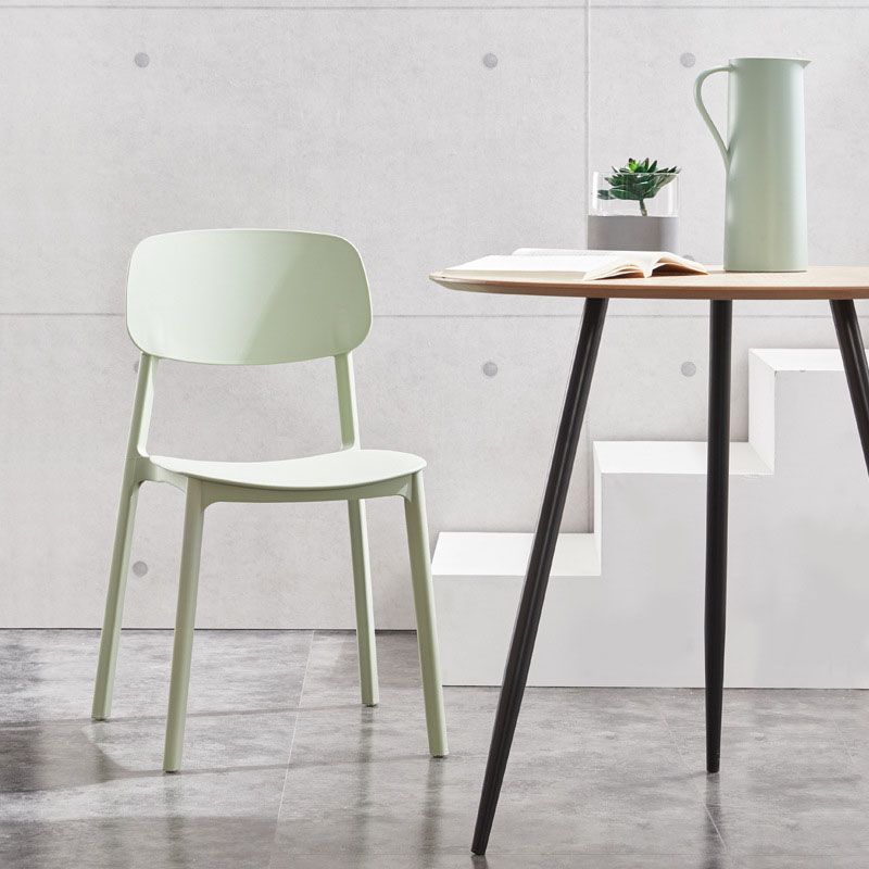 Silla lateral casera de plástico moderna con respaldo abierto y acabado mate