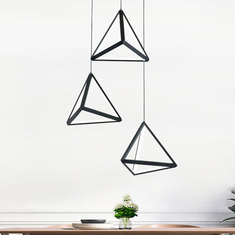 3 luces Costeo de clúster de comedor con sombra acrílica piramidal luz de techo colgante negro en luz cálida/blanca