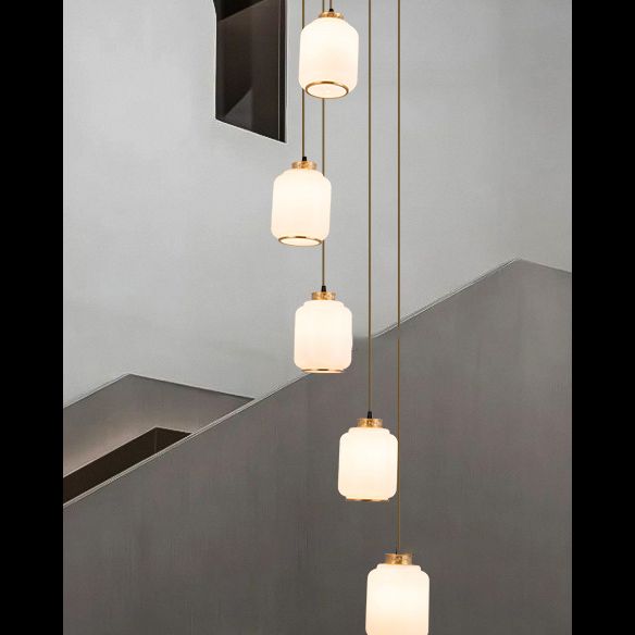 Weiße Glaszylindrische multi-Licht-Anhänger zeitgenössische Messingdecke für Treppen