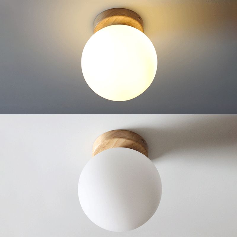 Mini plafoniera in legno massello con paralume sferico in vetro bianco latte. Lampada da semi-incasso per corridoio