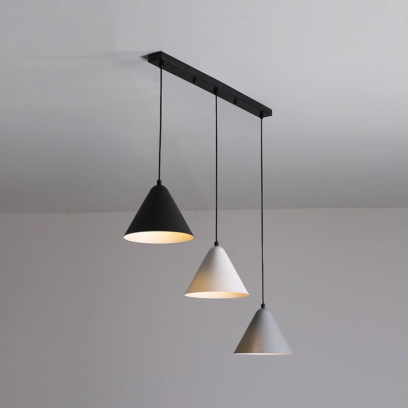 3 lumières Nordic Pendante Lighting Conical Drop Laut avec de l'ombre en métal pour salle à manger