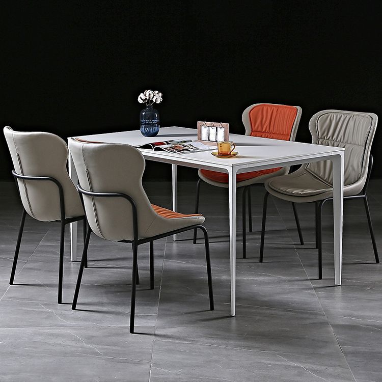 El comedor moderno del metal preside sillas sin brazos tapizadas del cuero lateral de la PU