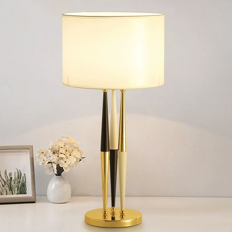 Tambour-tissu table de nuit Éclairage de style moderne en métal 1-tampon lampe de chevet de salon en blanc
