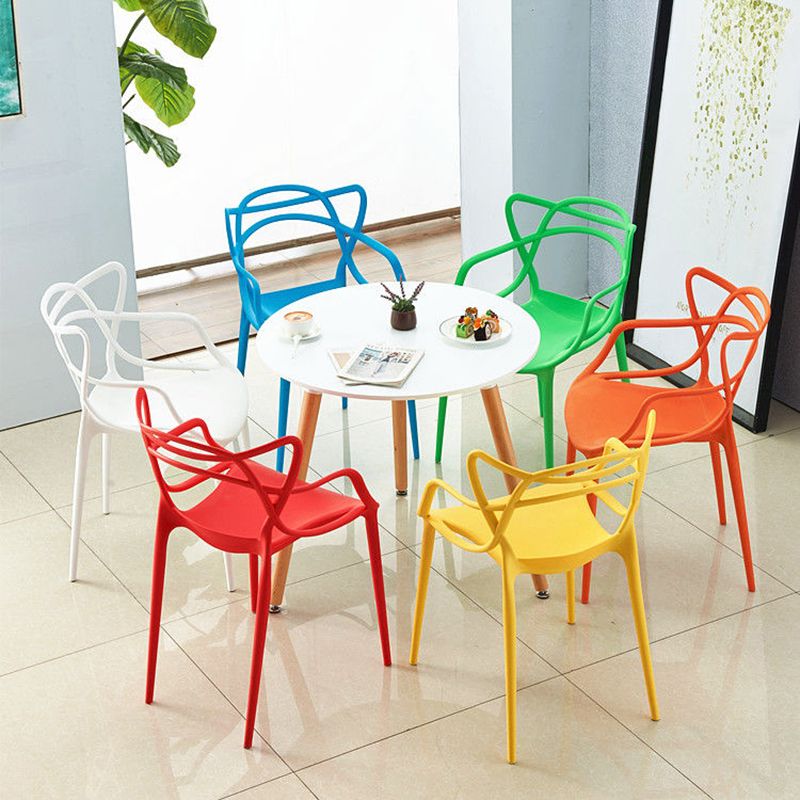 Silla de comedor con respaldo cruzado de plástico mate con brazo para restaurante escandinavo