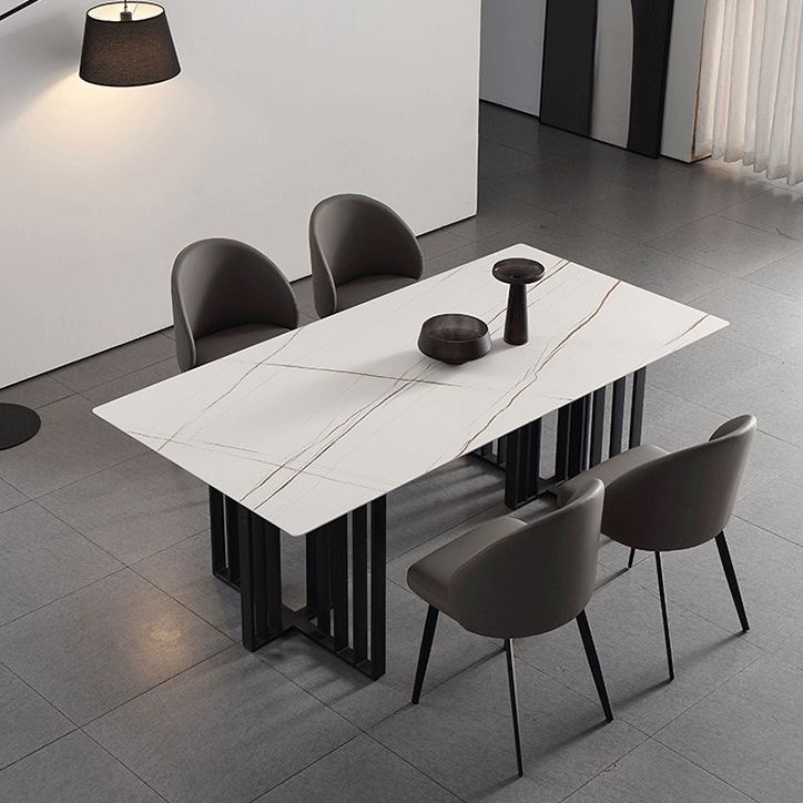 El comedor industrial del metal preside el cuero sin brazos que cena las sillas para el uso en el hogar
