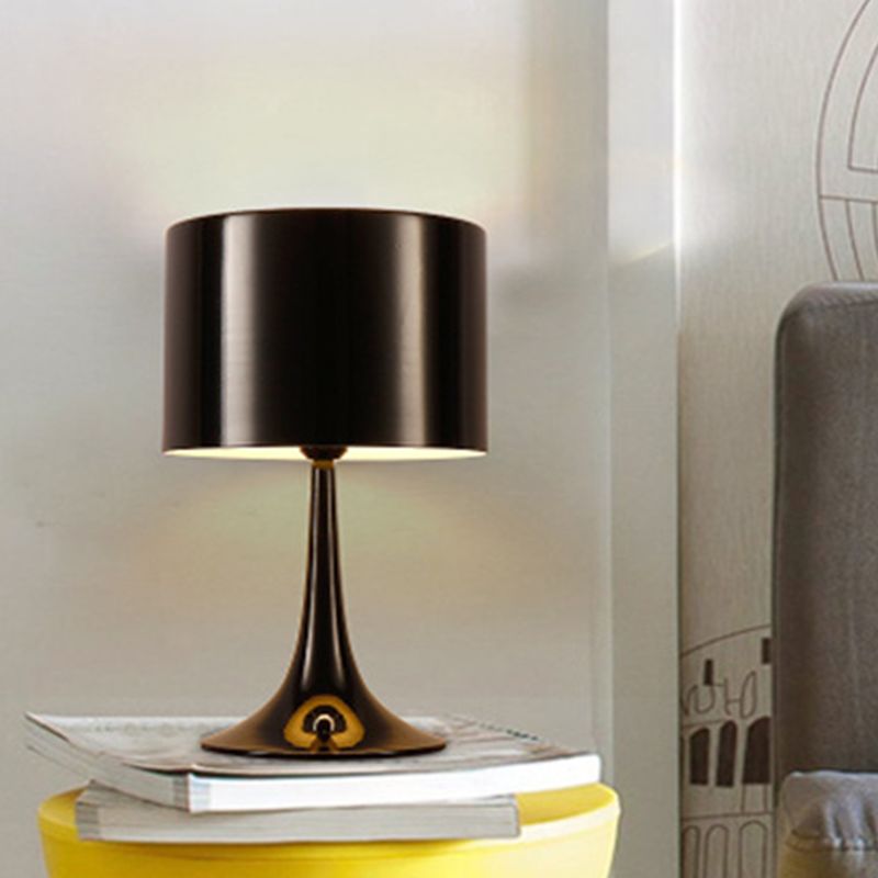 Schwarz/Weiß -Trommeltischlicht mit kurvenreicher Basis einfacher Stil 1 Lichtmetalltischlampe für Schlafzimmer, 10 "/12" Dia