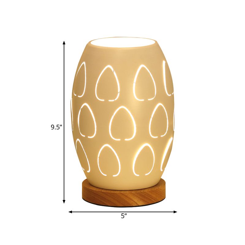 Lampada da comodino modernista oblunga in metallo a 1 testa per camera da letto in bianco con design scavato