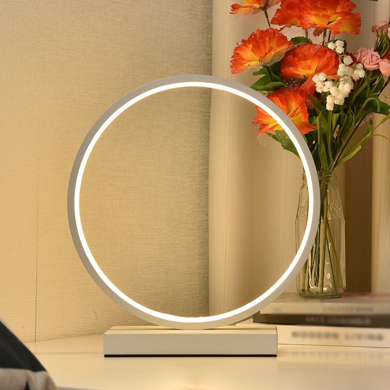 Lampada da tavolo da notte lineare in stile moderno in metallo 1 comodino leggero in bianco