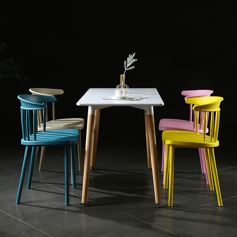 Chaise latérale contemporaine sans accoudoirs en plastique, chaise d'appoint empilable à dossier Windsor pour usage domestique