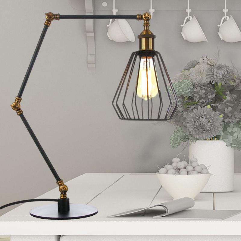 Lampada da tavolo per camera da letto Diamond Cage Illuminazione metallica Lampada da tavolo regolabile elegante a 1 testa per fattoria con finitura nera/ottone