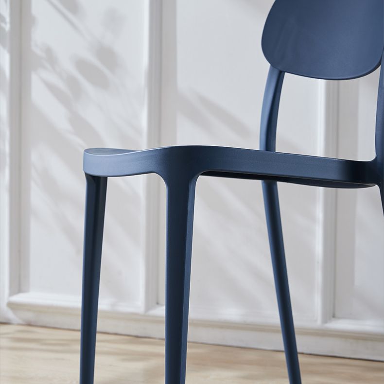 Silla lateral abierta apilable de cena sin brazos del plástico escandinavo de las sillas