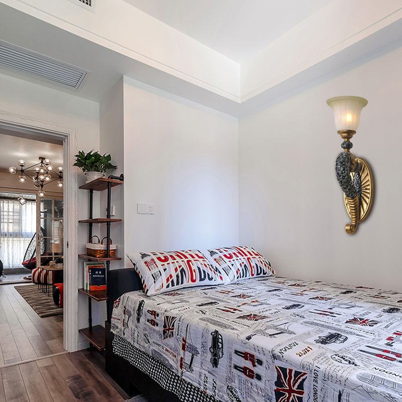 Retro -Stil Glocken Wandleuchte 1 Glühbirne Bernstein Glaswandbeleuchtung mit Bronze/Gold gebogenen Arm für Schlafzimmer