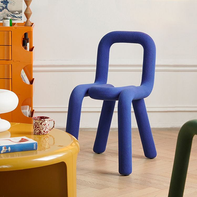 Silla lateral de comedor de terciopelo estilo diseñador, silla de comedor individual con respaldo abierto y acabado mate