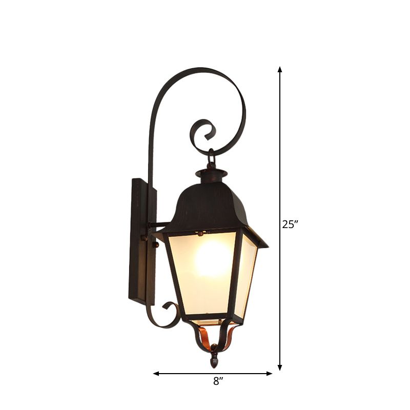 Cottage Curvy Wandlampe 1 Leichte metallische Wandleuchte mit Lantern gefrosteter Glasschatten in Schwarz
