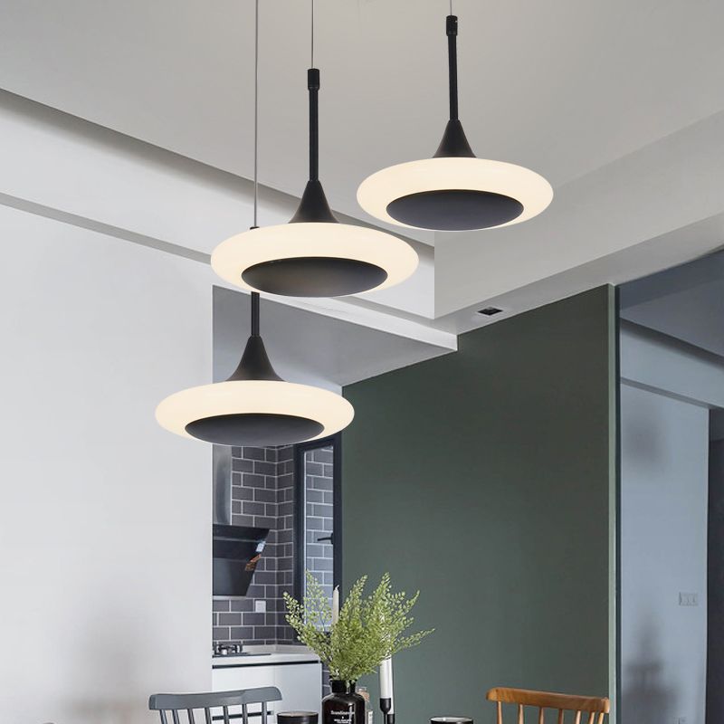 Luz de techo de trompeta negra Costilla de caída acrílica LED contemporánea con dosel redondo/lineal