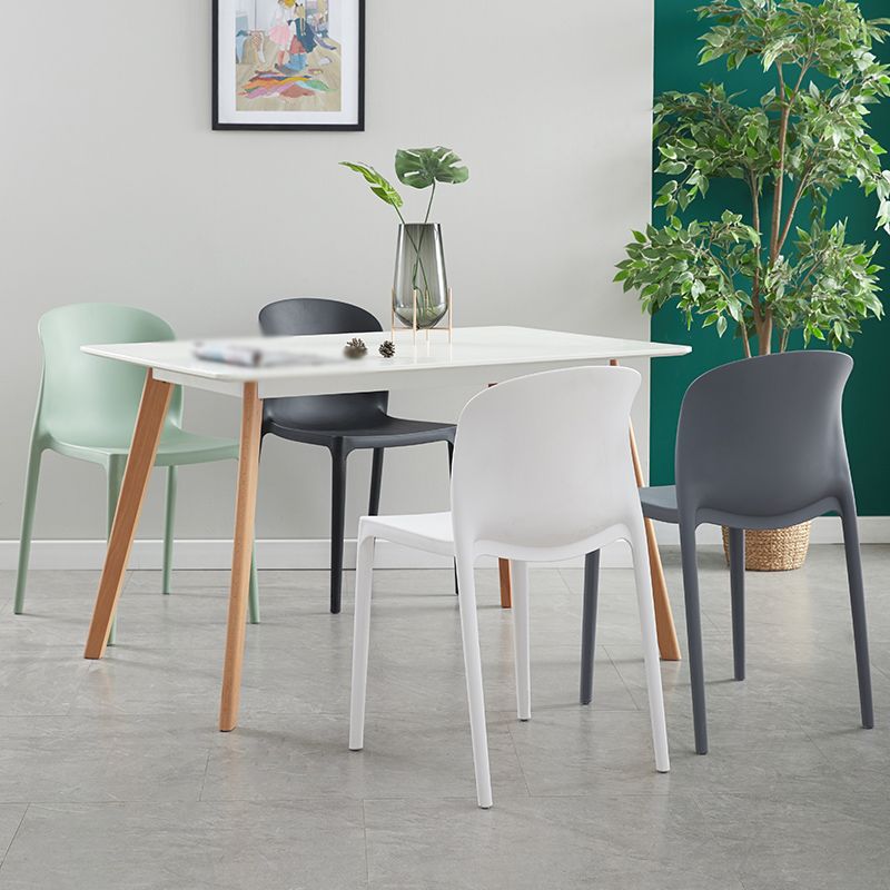 Chaise d'appoint de salle à manger empilable en plastique Chaises de salle à manger sans accoudoirs à dossier solide (Ensemble de 4)