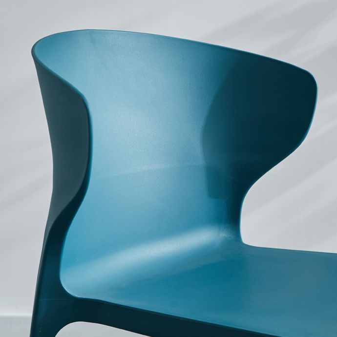 Chaise de salle à manger empilable en plastique à oreilles de fauteuil contemporain à la maison