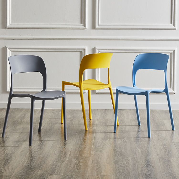 Silla lateral de plástico contemporánea, silla lateral de comedor sin brazos con espalda abierta apilable para el hogar