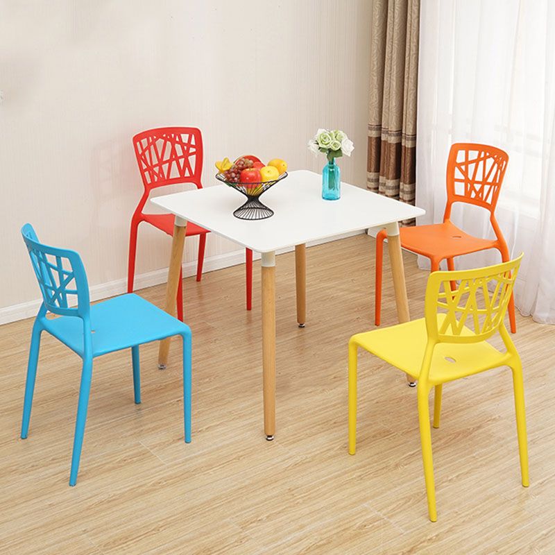 Silla trasera abierta contemporánea, silla lateral sin brazos de comedor apilable de plástico