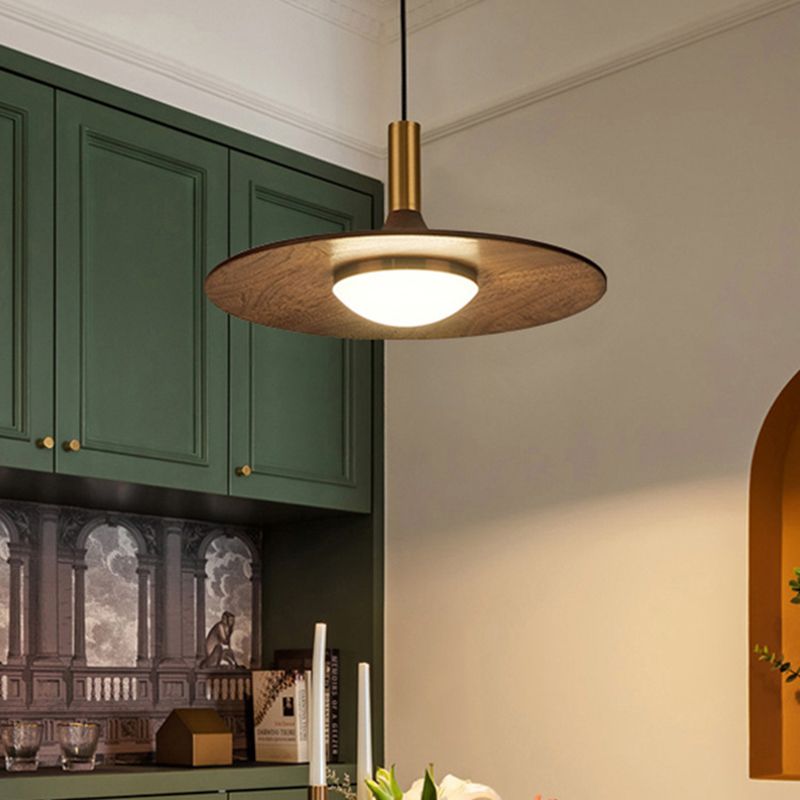 Le lampadario a sospensione a sospensione contemporanea con tonalità piatto in legno.