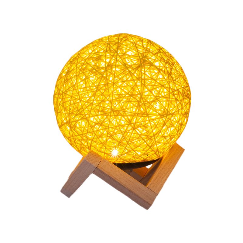 Lampada notturna di bambù Globe contemporanea 1 illuminazione da tavolo da finitura giallo chiaro con base di legno