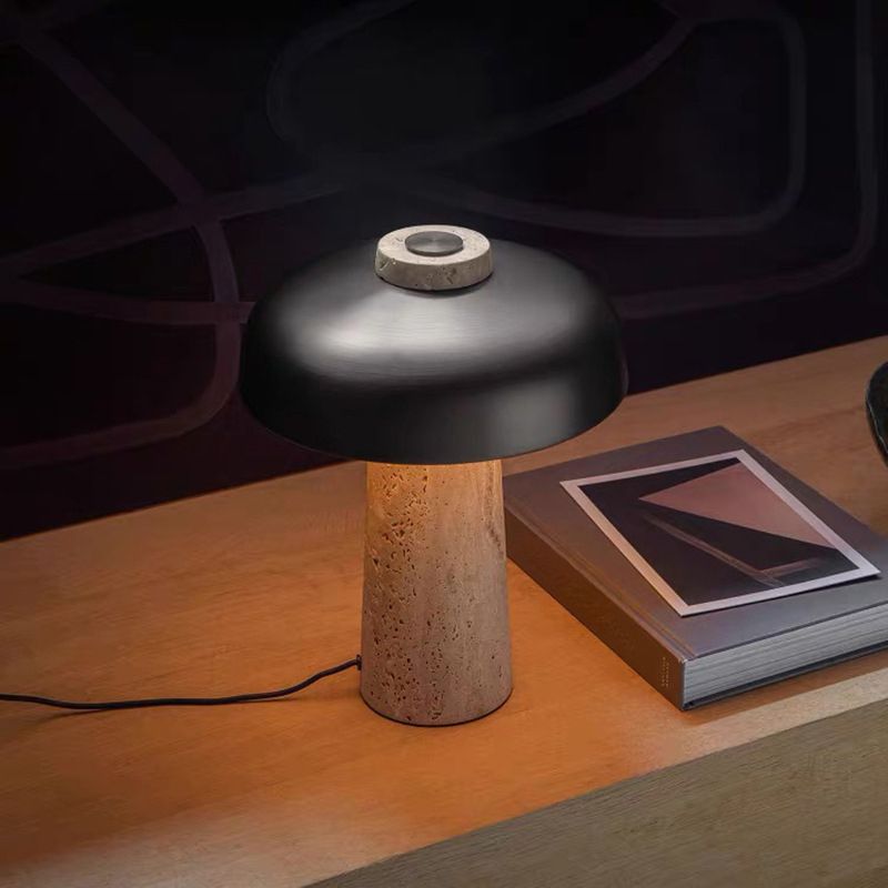 Lampada da tavolo minimalista a forma di fungo in pietra chiara a 1 testa per camera da letto in nero e beige