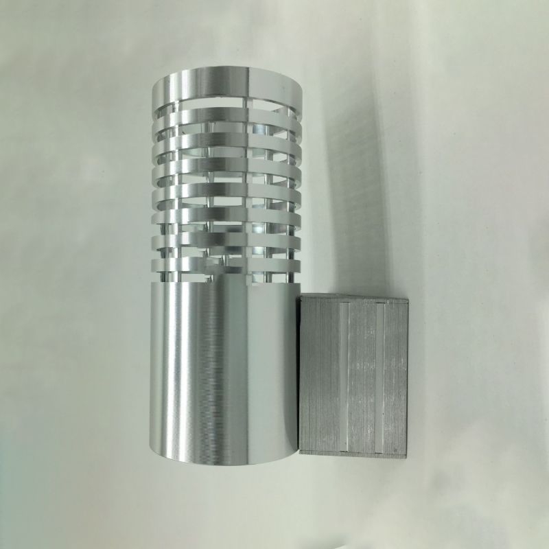 Éclairage mural métallique du cylindre LED moderne lampe murale chromée à LED moderne avec design creux dans un éclairage chaud / blanc
