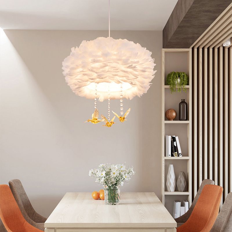 Chambre suspendue suspendue à suspension blanche moderne avec une teinte plume ronde