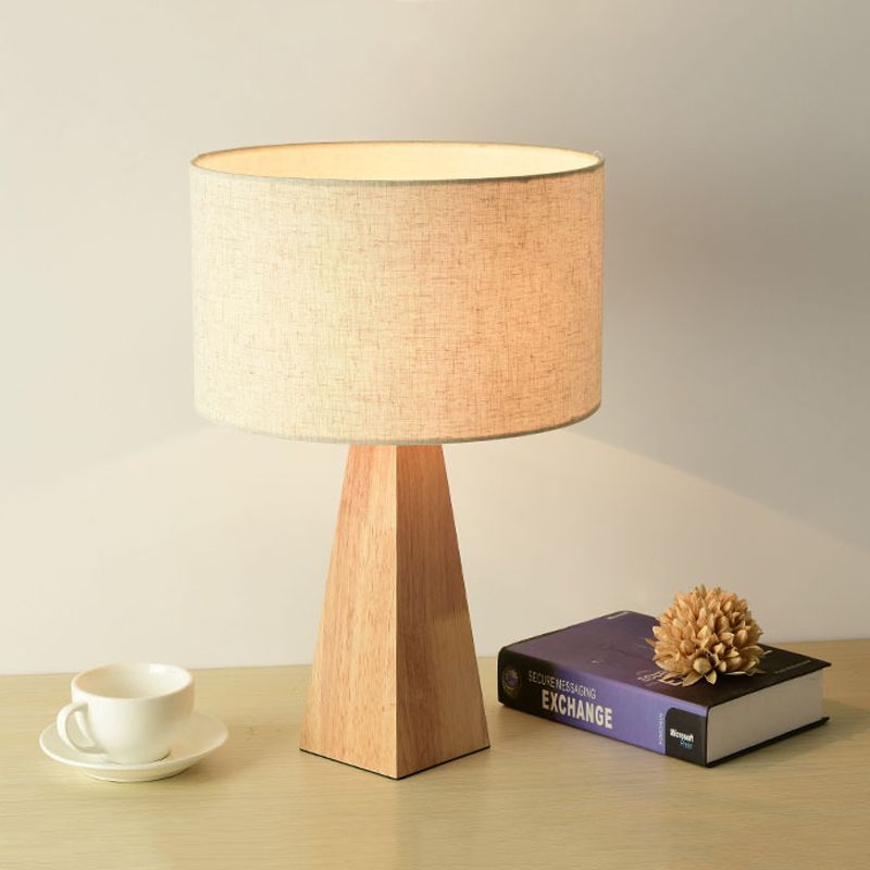 Prismatische hölzerne Tischlampe Modernist 1 leichtes beige Nachtlicht mit weißer Stofflampenschatten