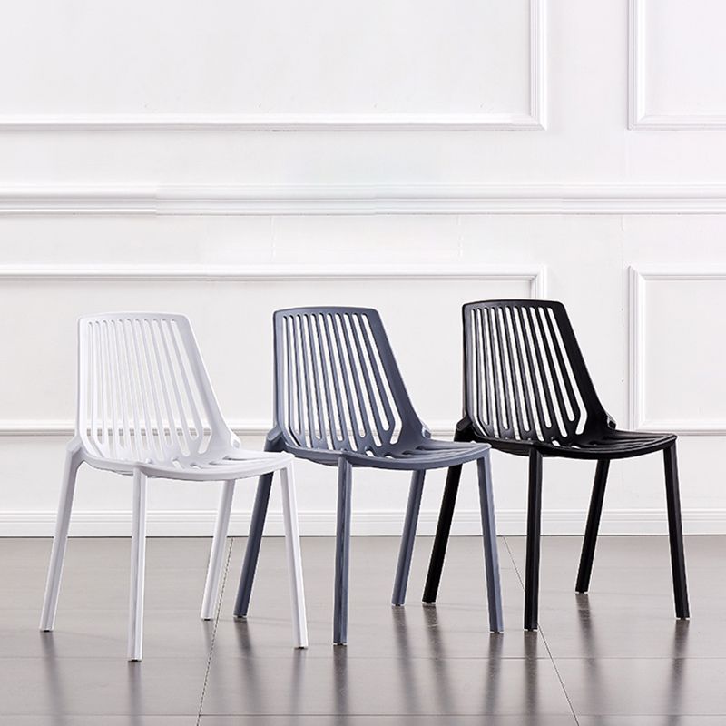 Chaise latérale en plastique contemporaine de restaurant finition mate chaise de salle à manger arrière à lattes