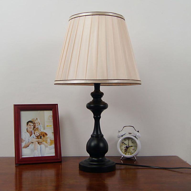 Taste en tissu plissé Light moderne 1 lampe de lecture beige moderne, base en métal noir incurvé