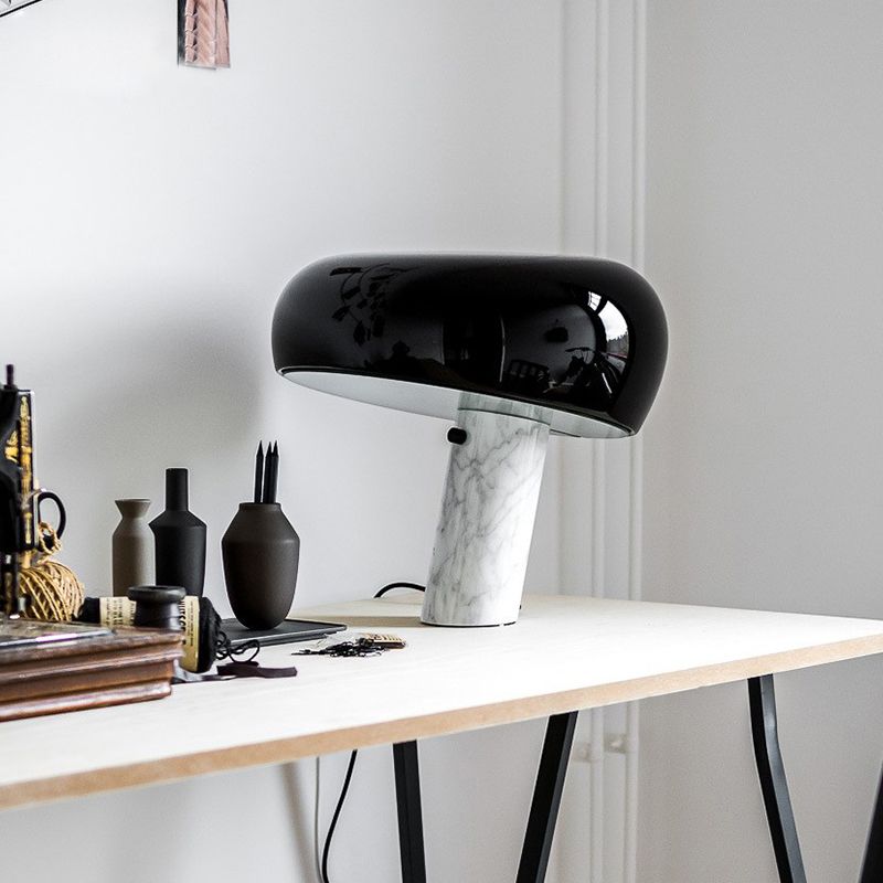 LED Table ombrée Lumière Métal moderne petite lampe de bureau en noir avec cylindre Base de marbre blanc