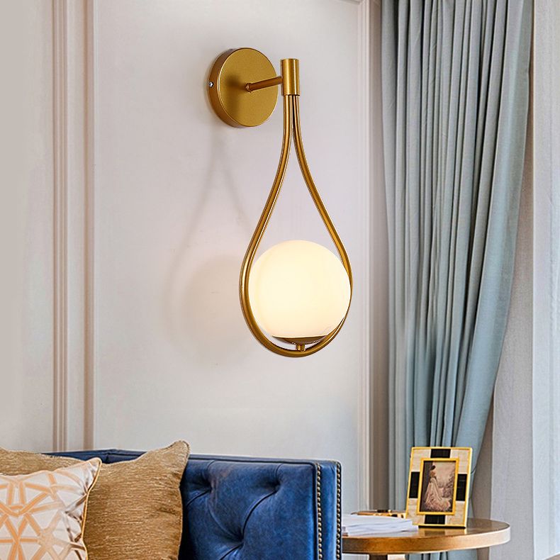Luz de pared colgante de hierro forjado en una moderna lámpara de pared de vidrio de globo creativo para el dormitorio