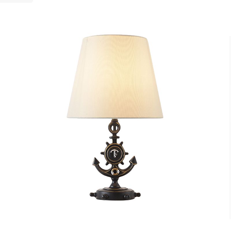 Lampada da tavolo a cono nautico in tessuto 1 luce per sala studio, illuminazione notturna con base di ancoraggio e piedistallo del timone in nero/blu