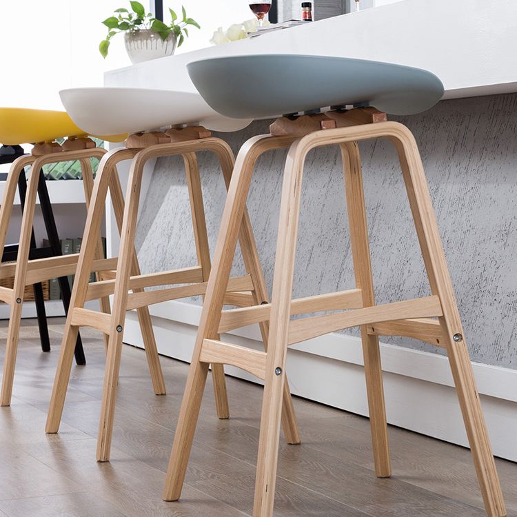 Scandinavia Style Bar-stool Wooden Legs PP Seat for Restaurant Bar