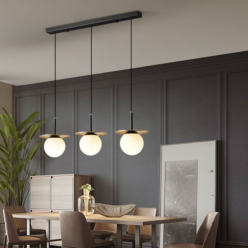 28.3 "Globo de vidrio blanco de ancho de 3 luces Ligera de metal redonda Decoración de lámina de metal de estilo posmoderno Costilización de iluminación en oro