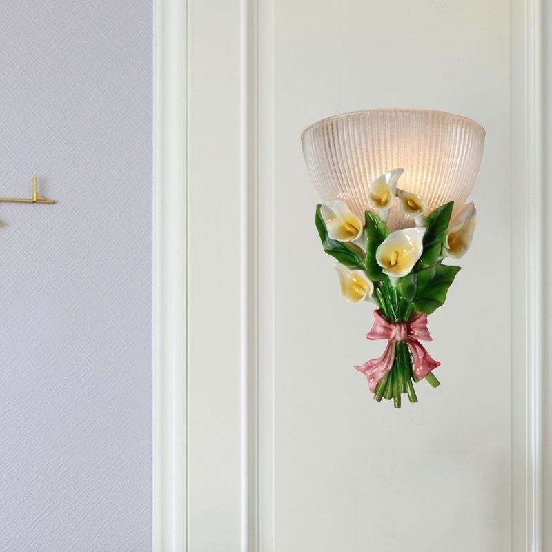 Lampe murale de forme en dôme moderne en verre côtelé élégant 1 éclairage d'applications blanches à l'ampoule avec bouquet vert détail