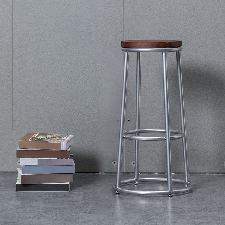 Modern Style Iron Bar Stool with Metal Footrest Simple Bar Stool for Bar