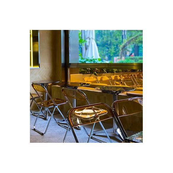 Eettafel van helder gehard glas Eigentijdse eettafel met driepootbasis