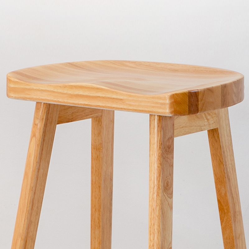 Moderner Barhocker aus Massivholz mit Sattelsitz, rückenfreier Innenhocker mit Holzbeinen