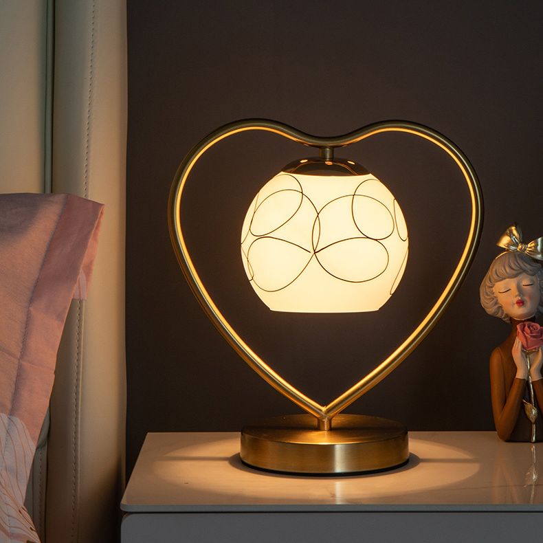 Simple amorevole tavolo a forma di cuore Light Metal 1-Bulb Lampada da lettura da comodino con cupola in vetro